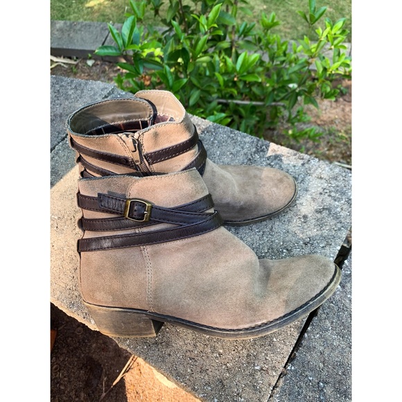 White Mountain boots, size 8M - Picture 3 of 7